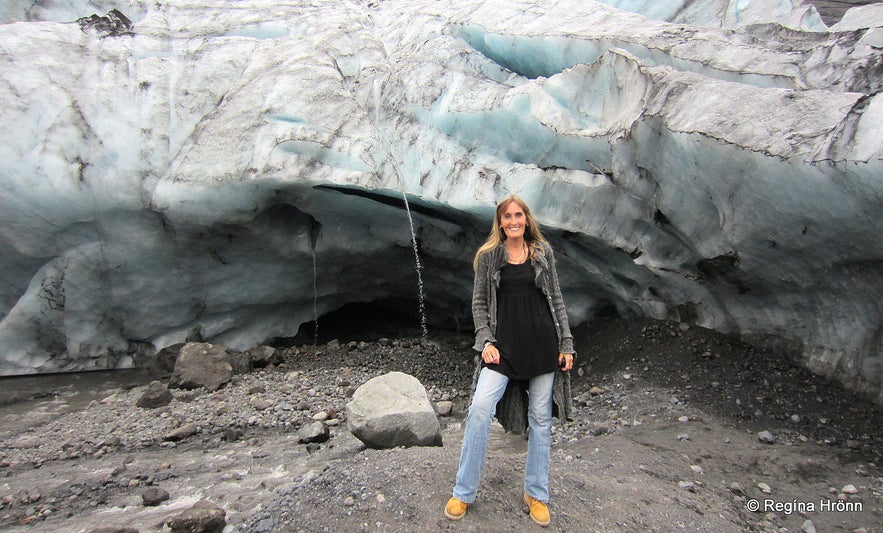 Gígjökull glacier - Regína by the ice cave