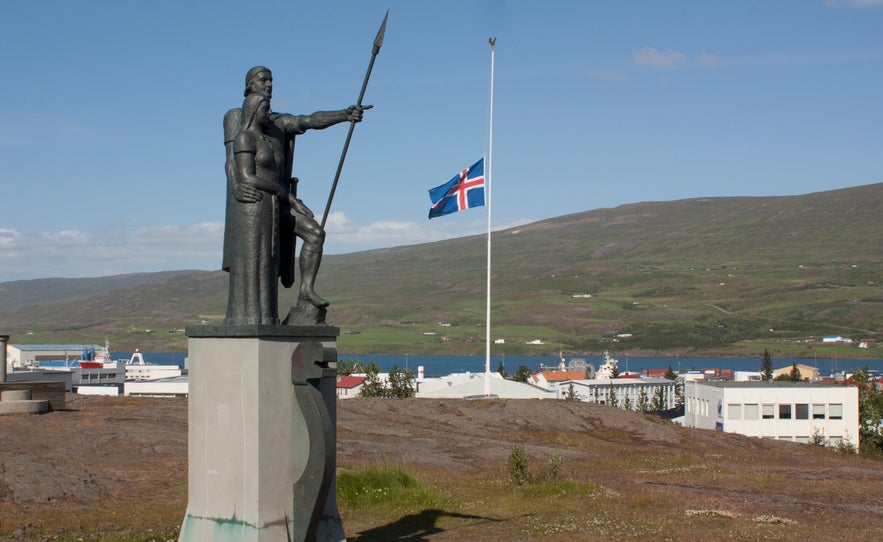 A statue in Akureyri of Helgi Magri Eyvindarson and his wife, Thorunn Hyrna.