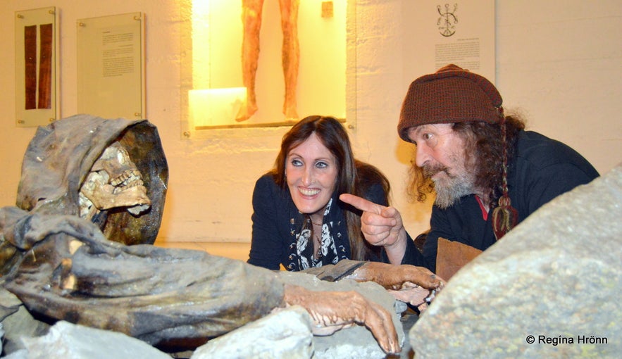 Regína with the sorcerer Siggi at the Museum of Sorcery