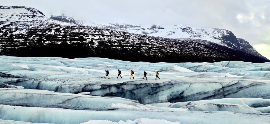 Il existe plusieurs types de visites de glaciers, de la randonnée glaciaire à la motoneige.