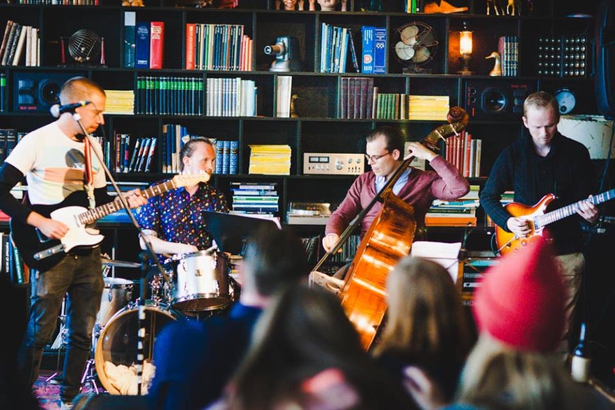 ¿Dónde están los mejores lugares para escuchar música en directo en Islandia? ¿Qué tipo de música en vivo se realiza regularmente en Reikiavik?