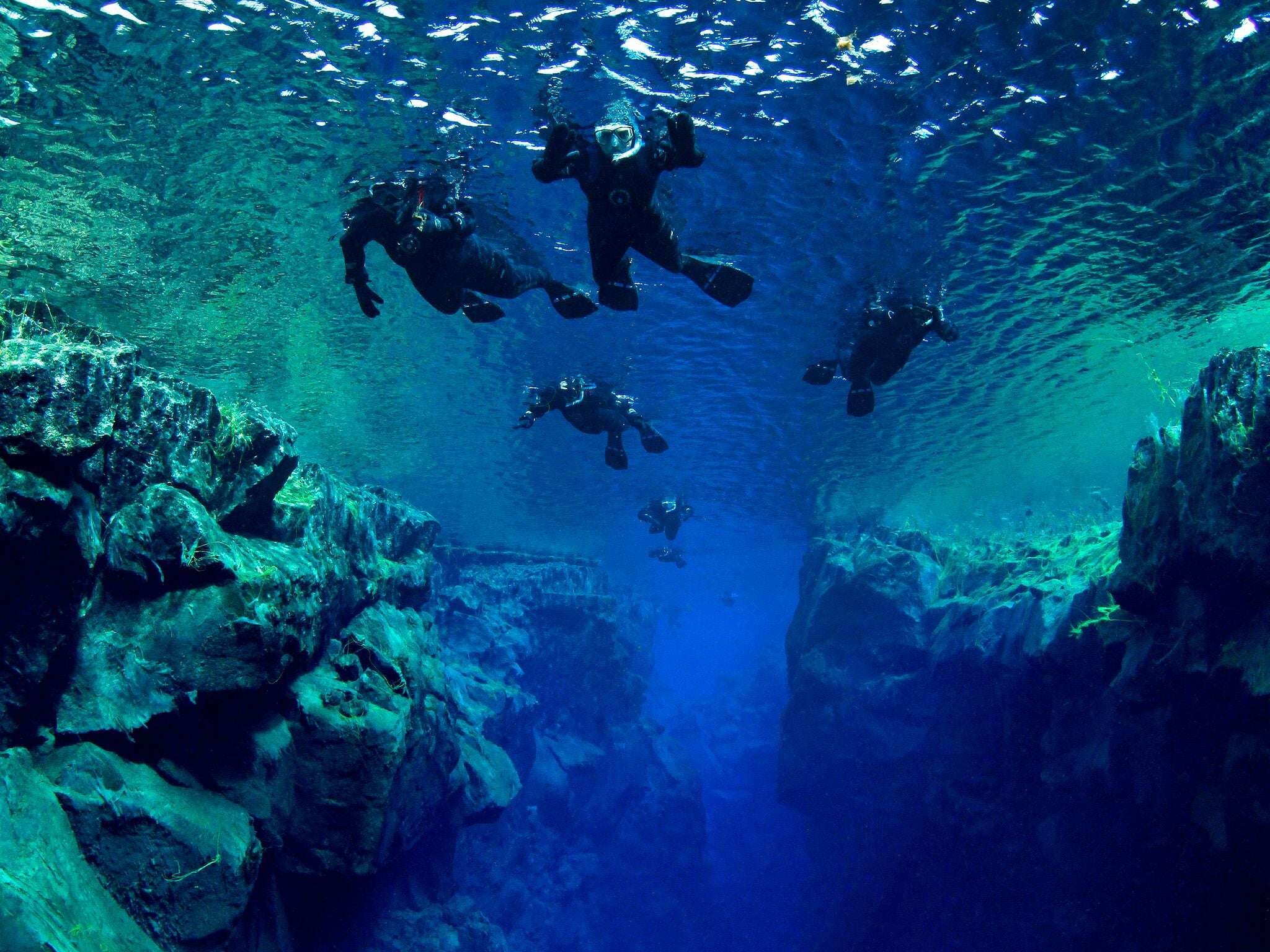 Podziwiaj żywe kolory szczeliny Silfra podczas snorkelingu.