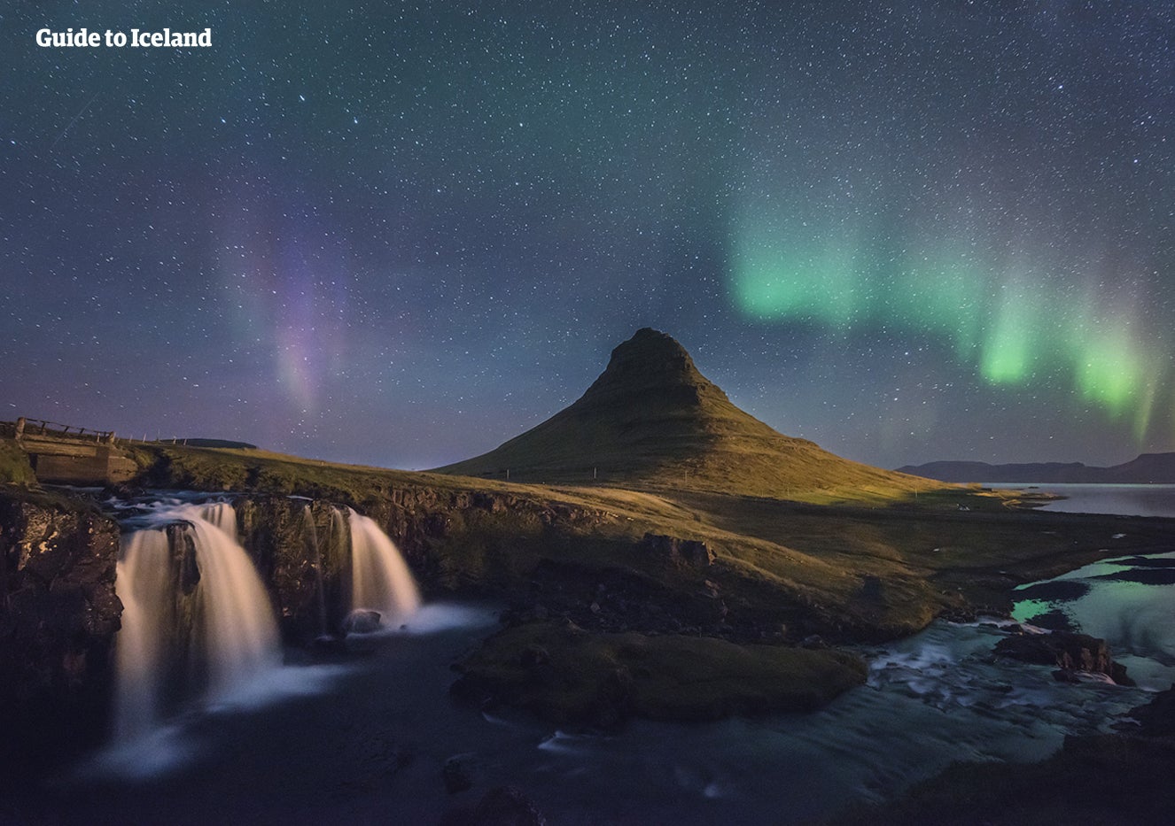 Explorez la montagne en forme de flèche, Kirkjufell, alors que les aurores boréales dansent au-dessus lors d'un autotour en hiver.