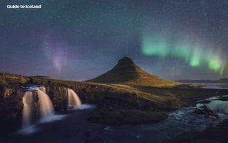 Utforsk det pilspissformede fjellet Kirkjufell mens nordlyset danser over deg med en leiebiltur om vinteren.