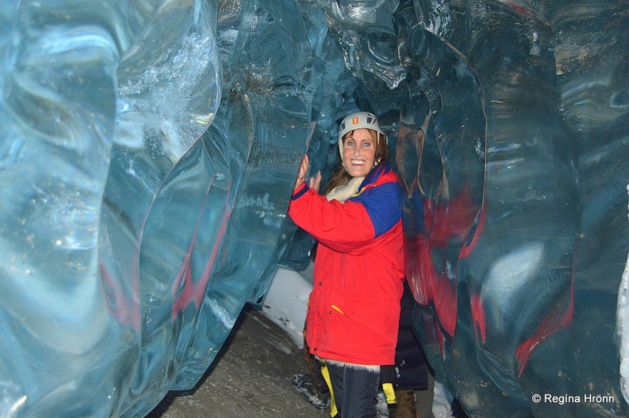 Regína inside Fláajökull glacier ice cave