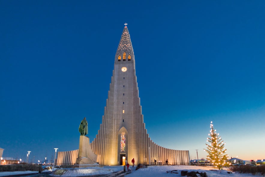 Hallgrímskirkja chruch and sunset