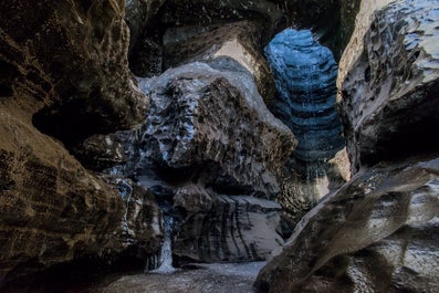 Wenn du eine isländische Eishöhle betrittst, gelangst du in eine komplett andere Welt.