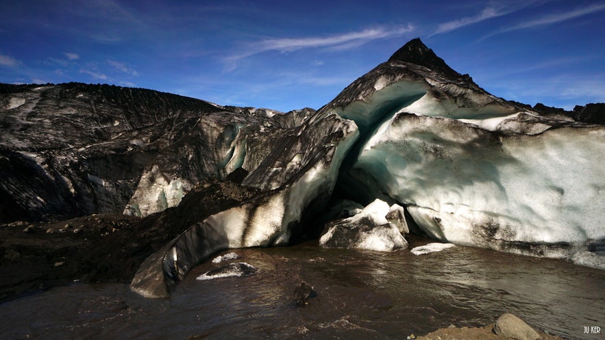 La glace blanche et noire volcanique des glaciers en Islande