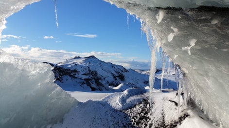 Explorez une authentique grotte de glace sur la côte sud avec ce combo à prix réduit.