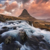 Faites un tour de la péninsule de Snæfellsnes et visitez une multitude de lieux comme la plage noire de Djúpalónssandur et la montagne Kirkjufell.