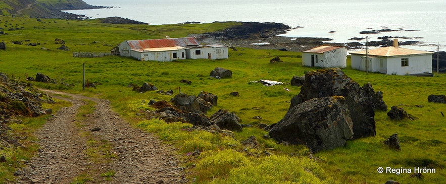 An abandoned farm by Svalvogar road