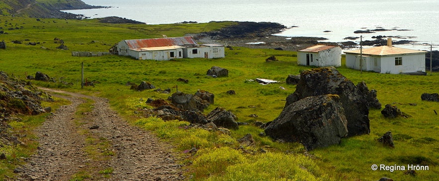 An abandoned farm by Svalvogar road