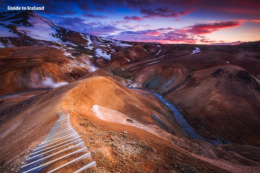 Obszar geotermalny Hveradalir jest otoczony górami Kerlingarfjöll.