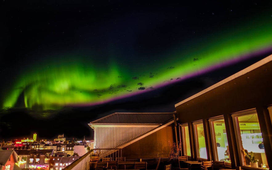 Zorza polarna nad Loft Hostel