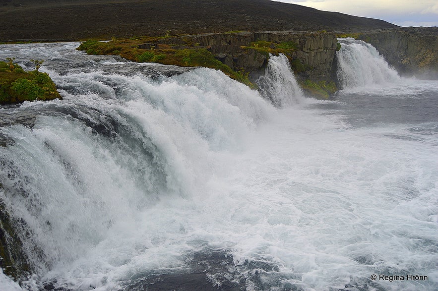 Skínandi waterfall in Svartá river