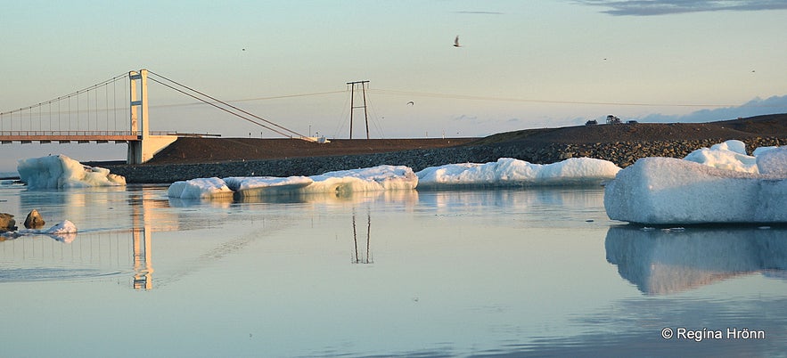 The ice bergs floating to the sea from Jökulsárlón glacial lagoon