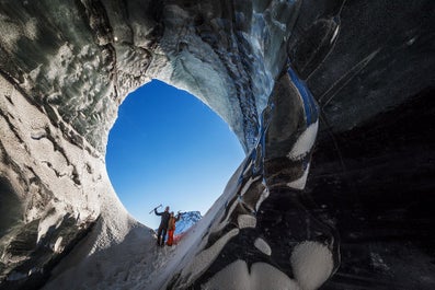 Cueva de hielo glaciar natural por el volcán Katla en el sur de Islandia.