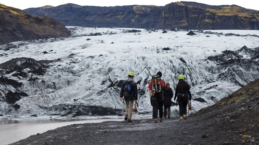 Utsikt mot isbreen Sólheimajökull når du følger stien til den