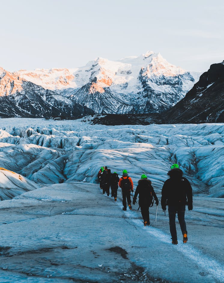 Caminata por campos glaciares en el glaciar más grande de Europa, con impresionantes paisajes de montaña.