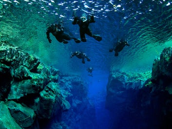 Plongée avec tuba à travers deux continents au Ravin de Silfra au Parc National de Thingvellir.