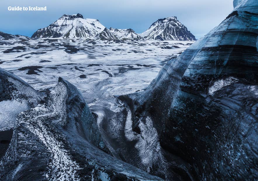 Näkymä Sólheimajökull-jäätikölle ja lähivuorille Etelä-Islannissa, joka on suosittu jäätikkövaellusten ja jääluolaret kien kohde.