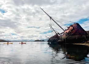 Ein havarierter Fischtrawler, der auf einer Insel in der Breidafjördur-Bucht liegt.