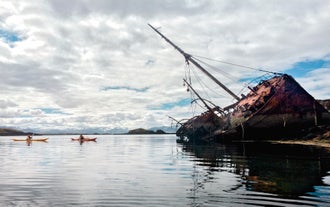 Ein havarierter Fischtrawler, der auf einer Insel in der Breidafjördur-Bucht liegt.