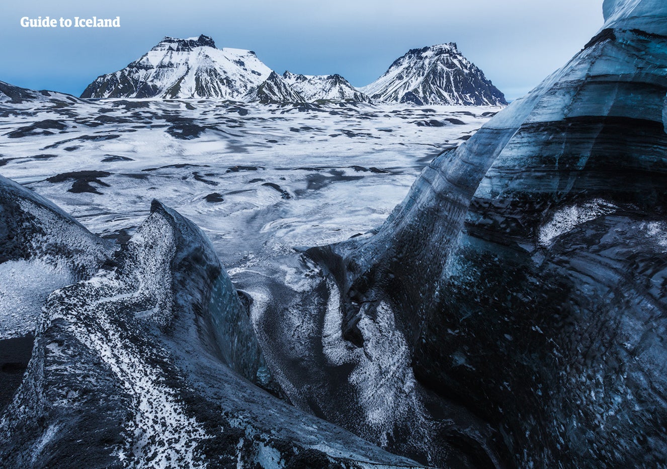 Utsikt over Mýrdalsjökull-breen med islagt terreng og fjell, hjem til Katla-vulkanen, i bakgrunnen.