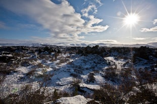 Champs de lave couverts de neige entourant le lac Mývatn.