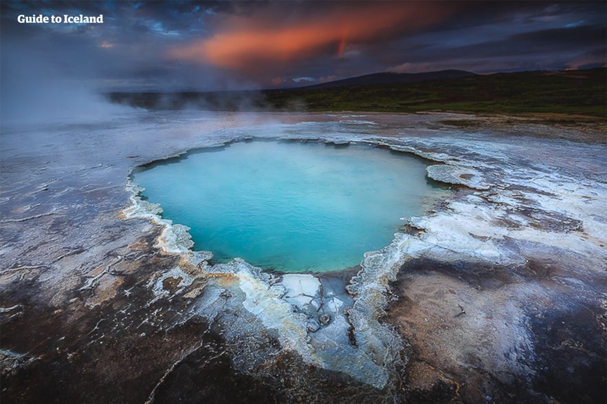 Die heiße Quelle Bláhver im Hveravellir-Geothermalgebiet