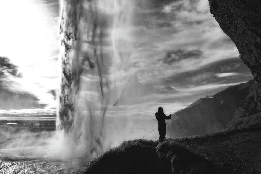 Seljalandsfoss - hier mit einer sehr kurzen Belichtungszeit, gerade um alles "einzufrieren". Langzeitbelichtung ist das genaue Gegenteil.