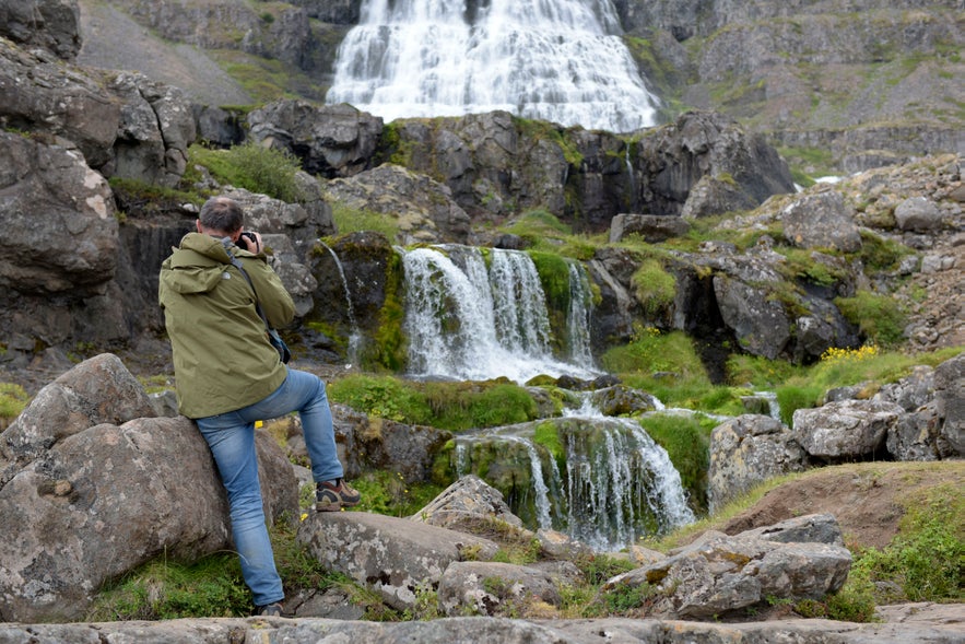 Besucher fotografiert am Dynjandi