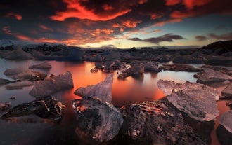 De Jökulsárlón-gletsjerlagune bij zonsondergang.