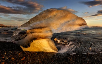 Iceberg égaré sur la Plage de Diamants sous le soleil de minuit.