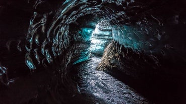 Tauch ein in eine atemberaubende schwarz-blaue Eishöhle an der Südküste.