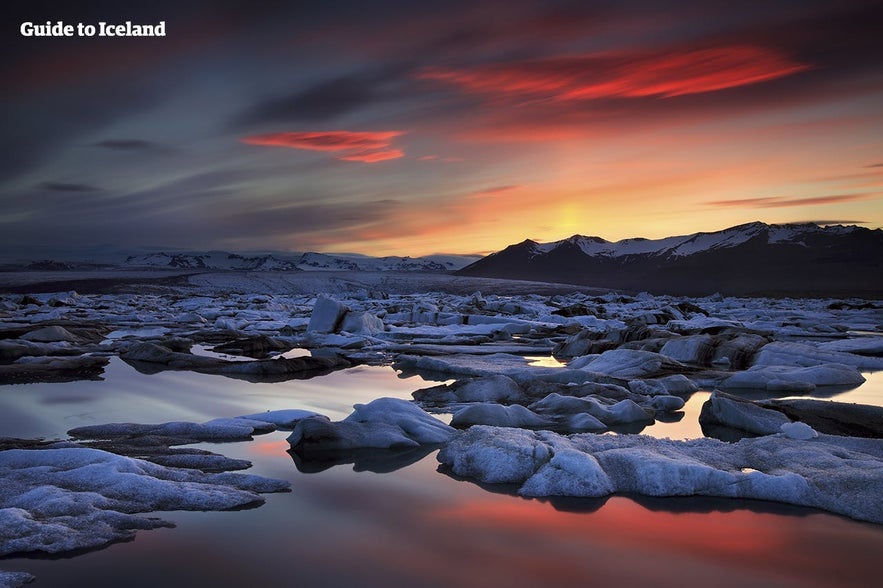 Los icebergs de Jokulsarlon acaban en la Playa de los Diamantes tras navegar por la laguna.