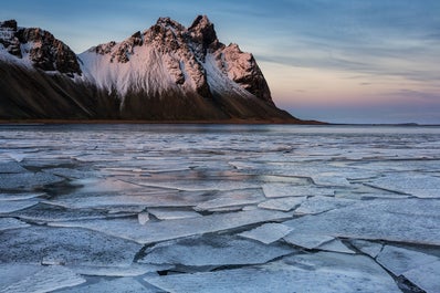 Det dramatiska berget Vestrahorn i ett hav av is.