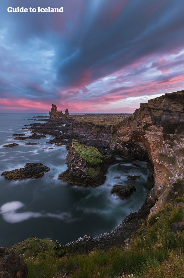 ロンドランガルは氷河近くの玄武岩の岩塔です。