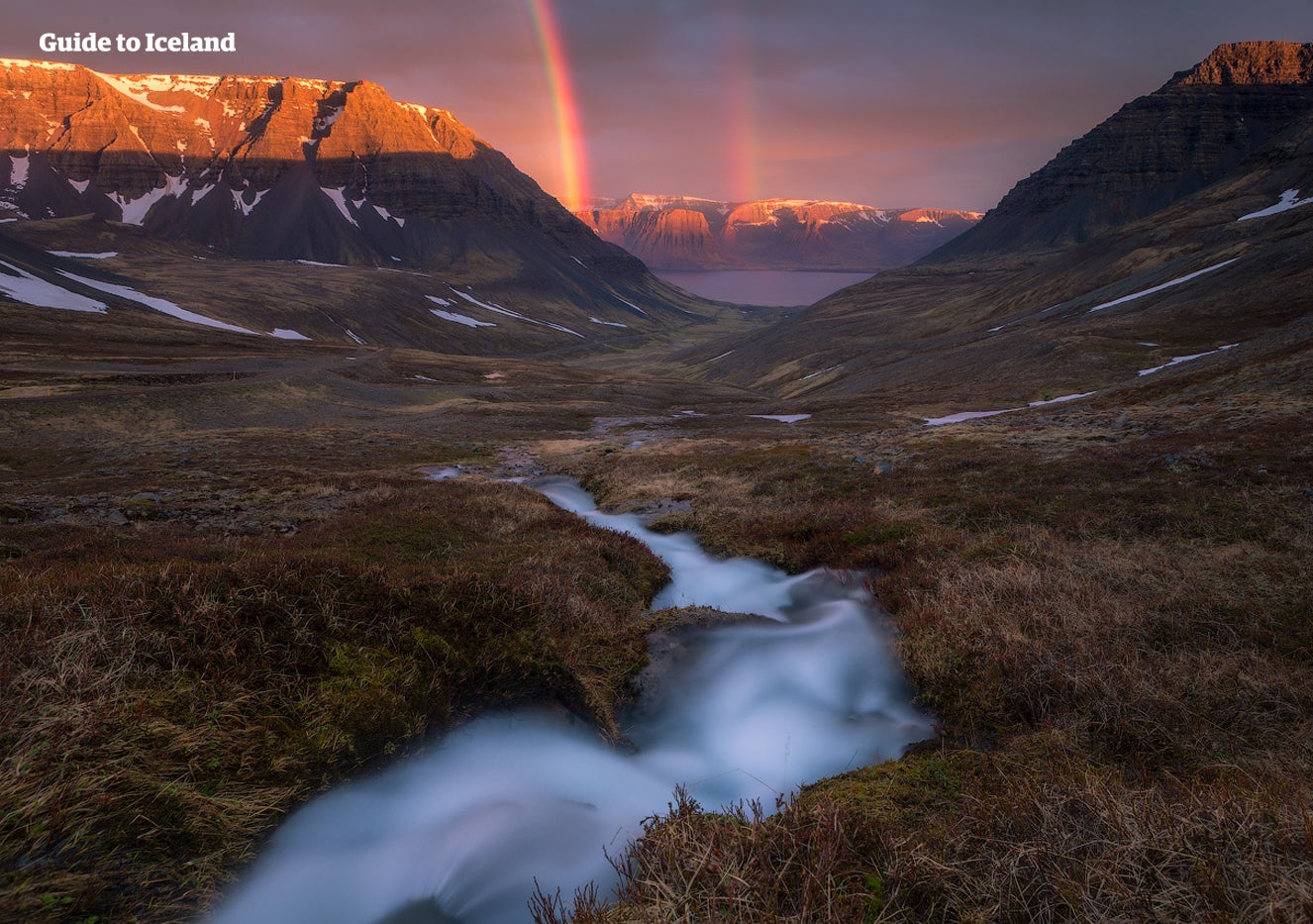 Une rivière traverse les fjords de l’Ouest en Islande.