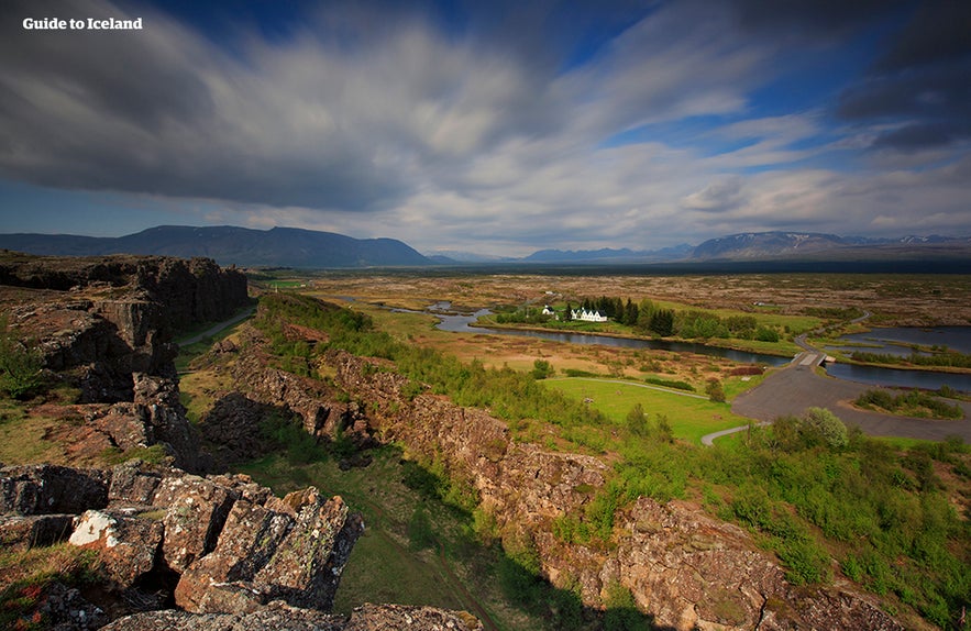 Park Narodowy Þingvellir, jedyny wpisany na Listę Światowego Dziedzictwa UNESCO na Islandii kontynentalnej, jest miejscem narodzin parlamentu tego kraju.