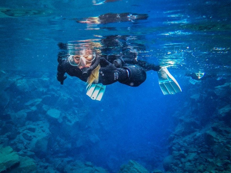 Een snorkelaar, goed beschermd door zijn wetsuit