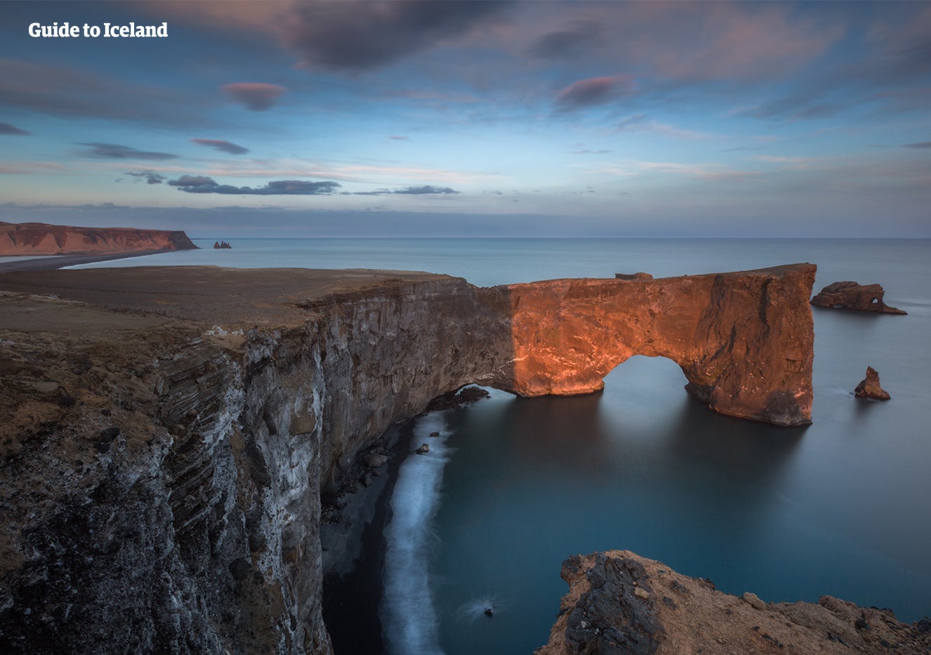 L'arc rocheux de la péninsule de Dyrhólaey sur la côte sud de l'Islande.