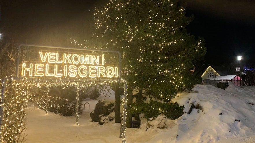 Het park Hellisgerdi in Hafnarfjordur is een mooie plaats om met kerst te bezoeken