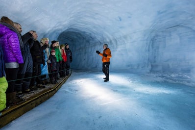 Een ervaren gletsjergids leidt je door de ingewikkelde ijsgrottunnels van de Langjökull-gletsjer.