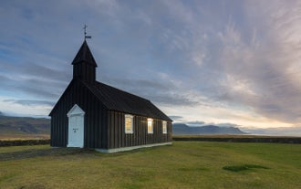 De majestueuze zwarte kerk in Búðir
