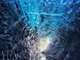 Gehe bei dieser fantastischen Tour von der Jökulsárlón-Gletscherlagune in eine blaue Eishöhle.