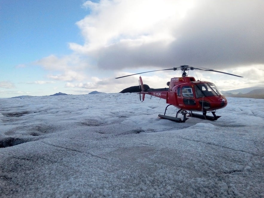 L'hélicoptère posé sur un glacier en Islande