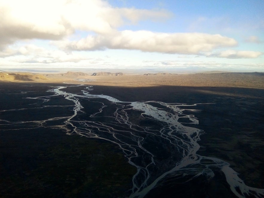 Vallée glaciaire avec lits de rivières en Islande