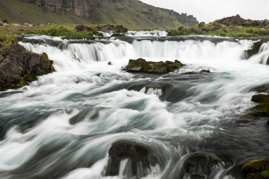 Kleiner namenloser Wasserfall an der Ringstrasse im Süden Islands