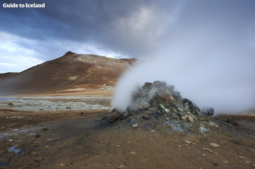 Námaskarð地热区位于冰岛北部的米湖，颇似火星地表